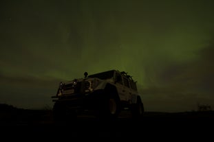 Lyxig SUV eller superjeep? Valet är ditt för ett bekvämt äventyr.