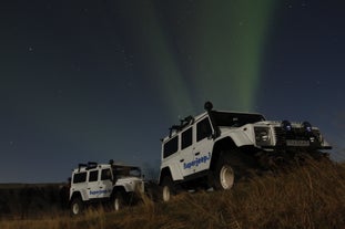 Luo elinikäisiä muistoja tällä Reykjavikista lähtevällä revontuliretkellä superjeepin kyydissä.