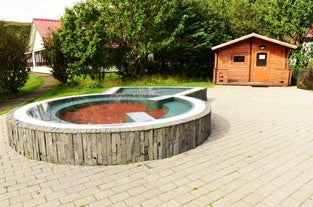 Гости Hotel Katla могут расслабиться в ванне на открытом воздухе.