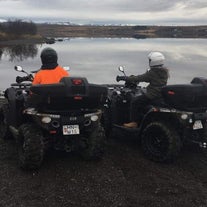 Dos personas con vistas a un lago durante una excursión en quad en Islandia.