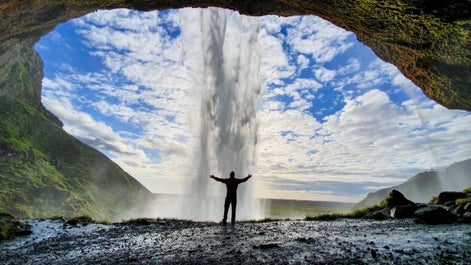 Strokkur间歇泉极为活跃，每隔数分钟就喷发出一道壮观的水柱。