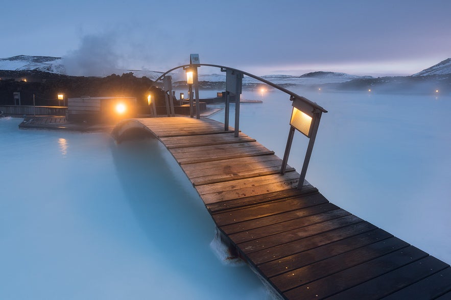 Brücke über das Wasser der Blauen Lagune - Guide to Iceland