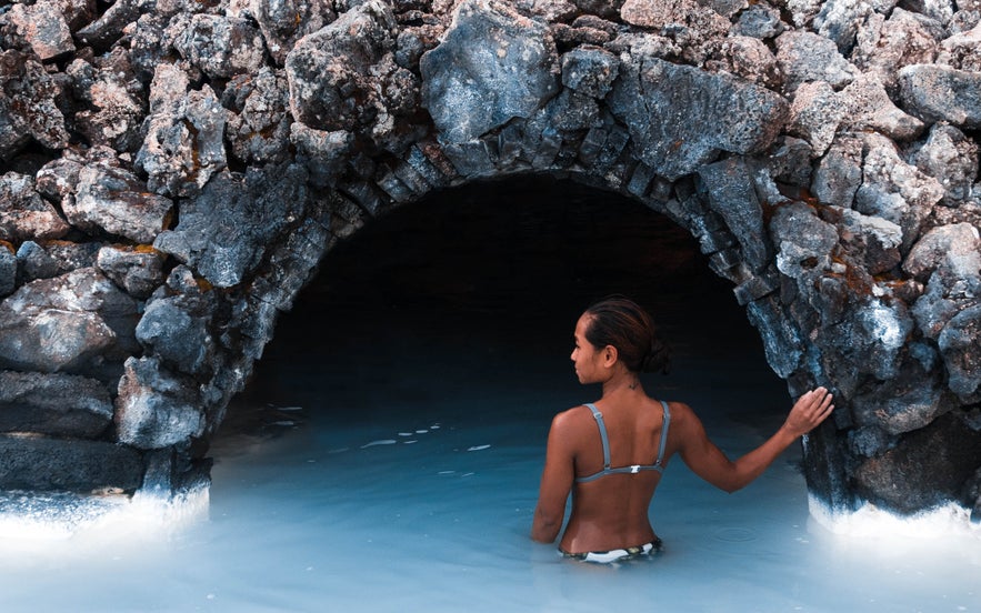 Frau in der Blauen Lagune auf Island - Guide to Iceland. 