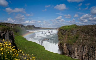 Det er ikke usædvanligt, at Gullfoss-vandfaldet langs Islands Gyldne Cirkel er prydet af regnbuer.