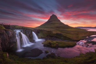 Der Berg Kirkjufell und der Wasserfall Kirkjufellsfoss  bieten einen atemberaubenden Anblick bei Sonnenuntergang.