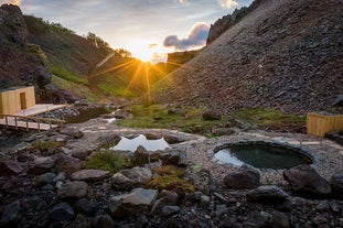 哈萨菲尔峡谷浴场（Husafell Canyon Baths）是远离游客人群、体验地热浴的好去处。