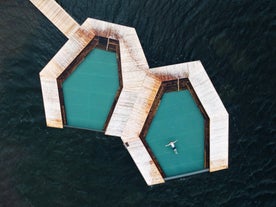 ทัศนียภาพของสระน้ำพุร้อน 2 สระจากด้านบน ซึ่งตั้งอยู่ใน Vok Baths