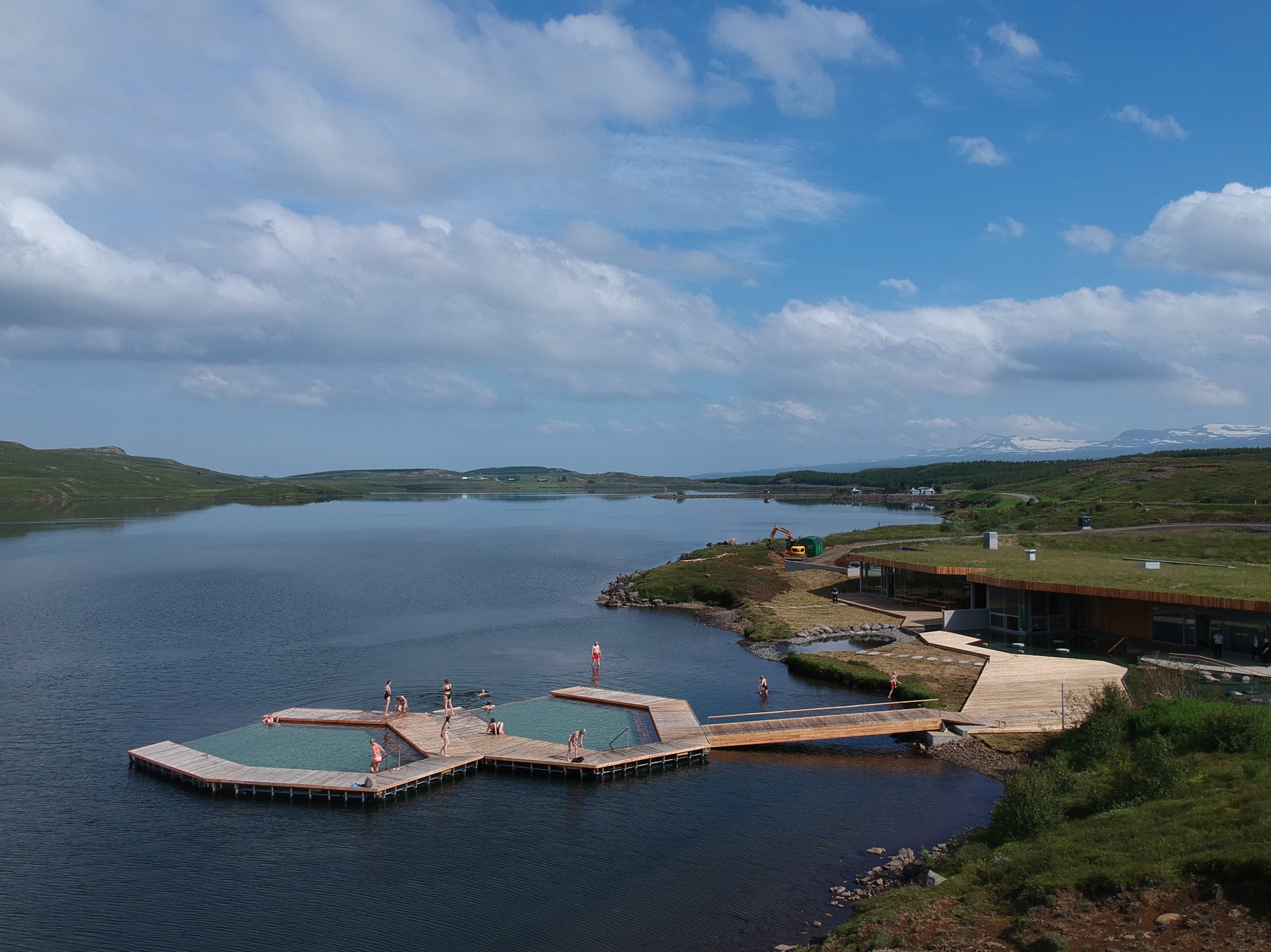 Uitzicht op de faciliteiten van Vok Baths met twee hete baden in de oceaan en wandelpaden eromheen.