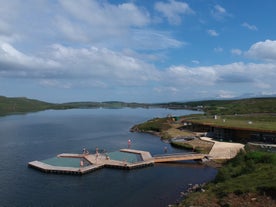 Uitzicht op de faciliteiten van Vok Baths met twee hete baden in de oceaan en wandelpaden eromheen.