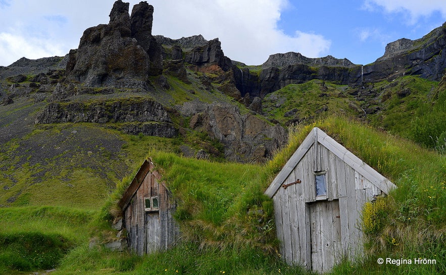 Núpsstaður turf houses