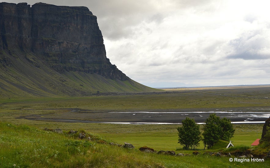 Núpsstaðakirkja turf church and Mt. Lómagnúpur