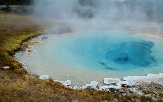 史托克间歇泉（Strokkur）喷发前的一刻
