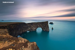 El arco Dyrholaey en la Costa Sur de Islandia.