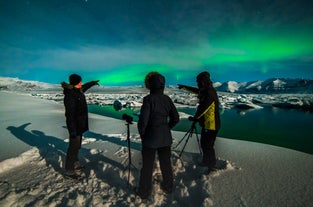 Travellers being given some tips and tricks for how to photograph the northern lights.