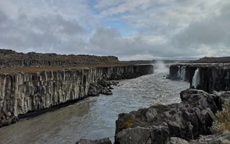 Formaciones de roca basáltica hexagonal en el Cañón Studlagil, al Este de Islandia.