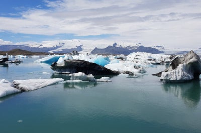 Eisberge in der Gletscherlagune Jökulsarlon in Ostisland.