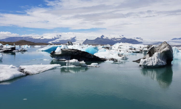 Isbjerge, der flyder i Jokulsarlon-gletsjerlagunen i det østlige Island.