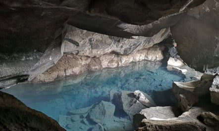 Grjotagja geotermiska grotta ligger i norra Island.