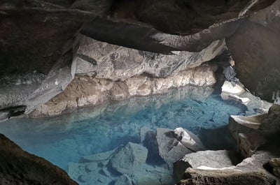 Grjotagja geotermiska grotta ligger i norra Island.