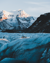 Een groep mensen staat op de indrukwekkende gletsjer Vatnajokull.