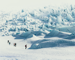 Eine Gruppe von Reisenden wandert durch die gefrorene Landschaft des Vatnajokull-Gletschers.