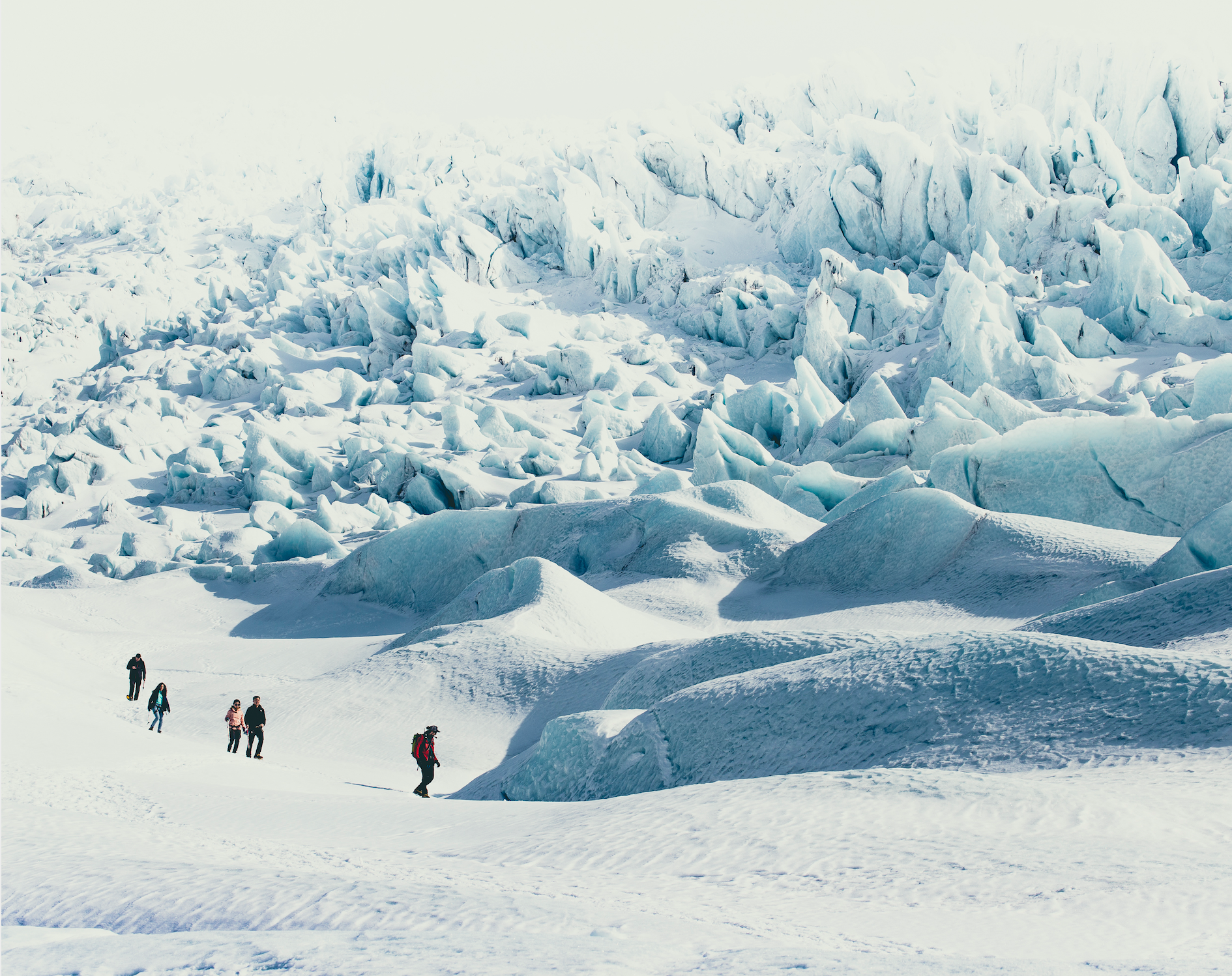 Eine Gruppe von Reisenden wandert durch die gefrorene Landschaft des Vatnajokull-Gletschers.