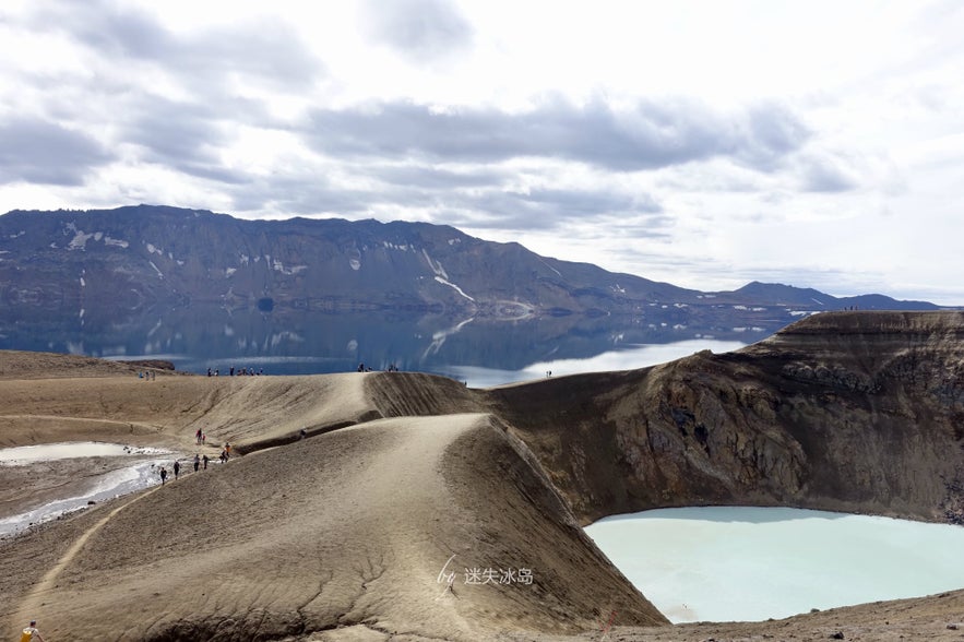 阿斯基亚的特色是两个紧邻的火山湖