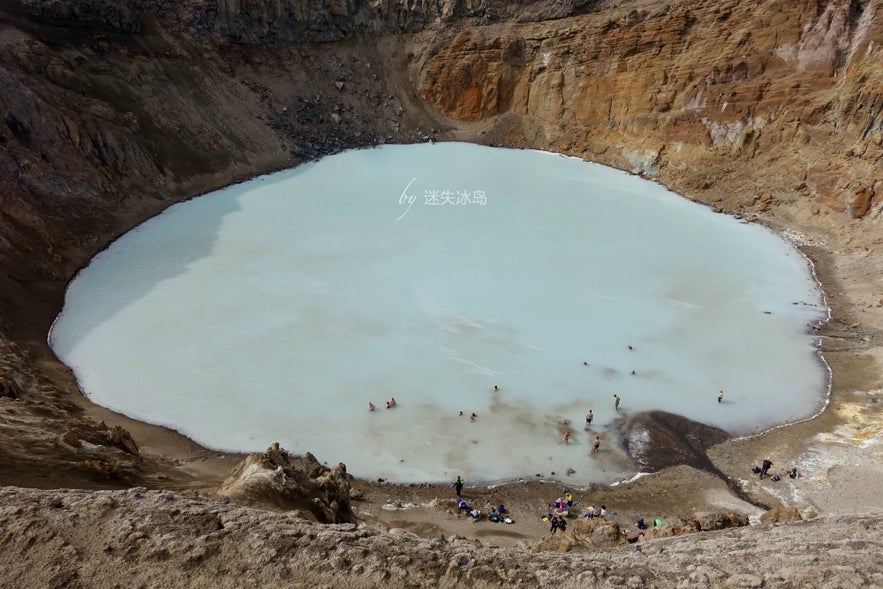 小一些的Víti火山湖富含丰富的矿物质，颜色亮丽