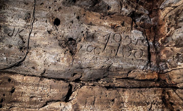 Die Wände der Höhlen von Hella.