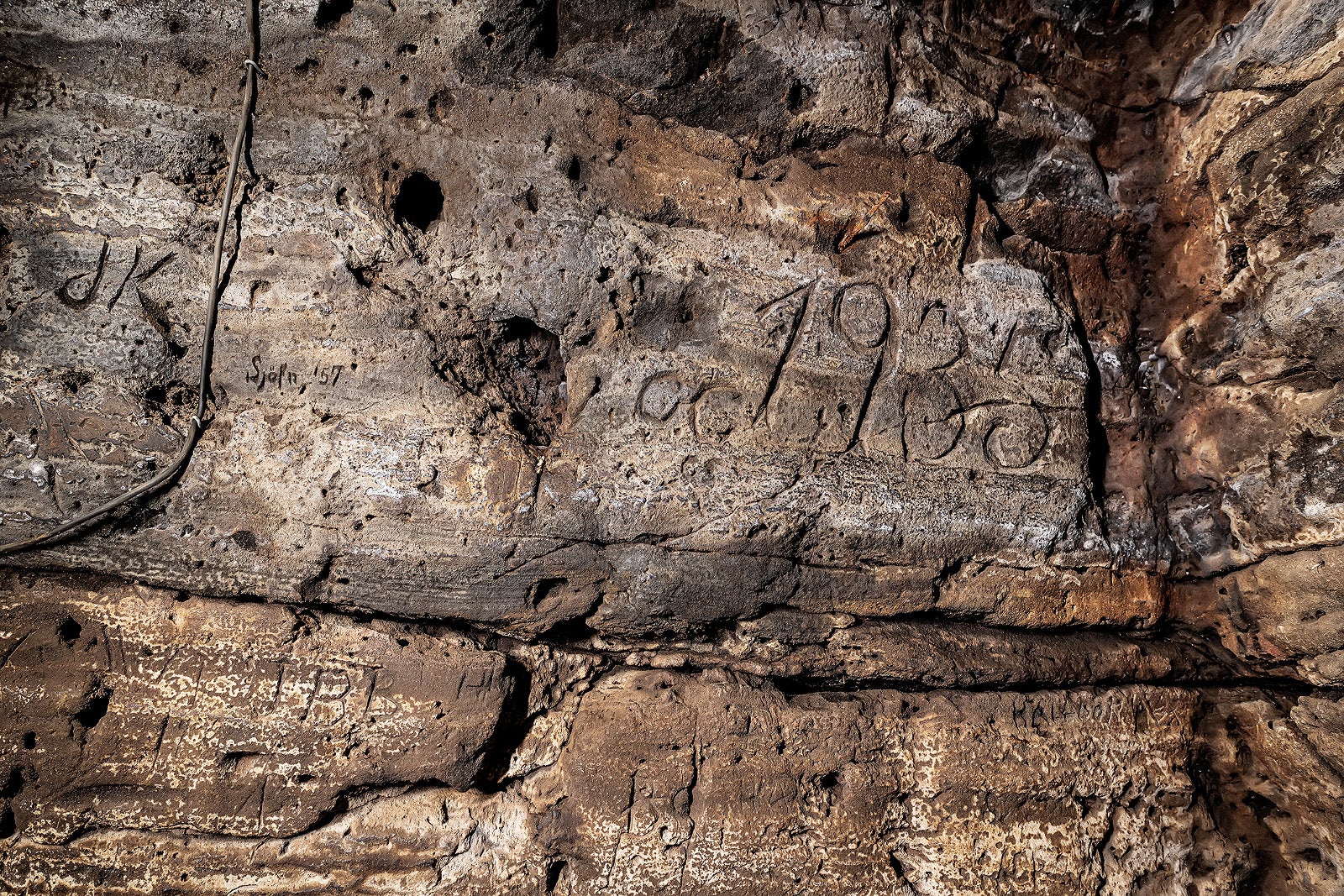 Les murs des Grottes de Hella.