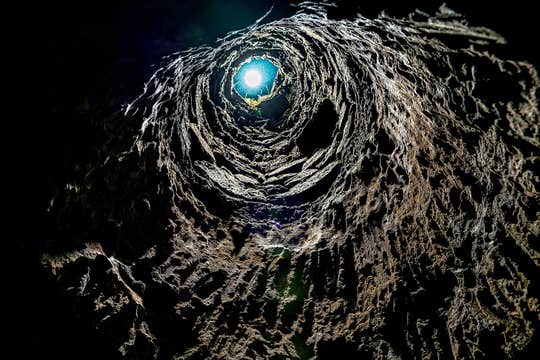 헬라 동굴 가이드 투어 | 아이슬란드에서 가장 오래된 인공 유적지에서 펼쳐지는 고고학 탐험