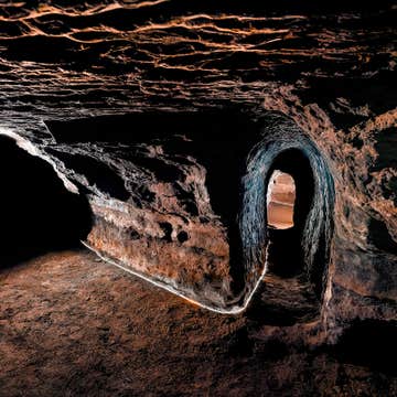 헬라 동굴 가이드 투어 | 아이슬란드에서 가장 오래된 인공 유적지에서 펼쳐지는 고고학 탐험