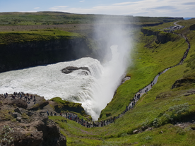 Der Blick auf die Kaskaden des Gullfoss-Wasserfalls.