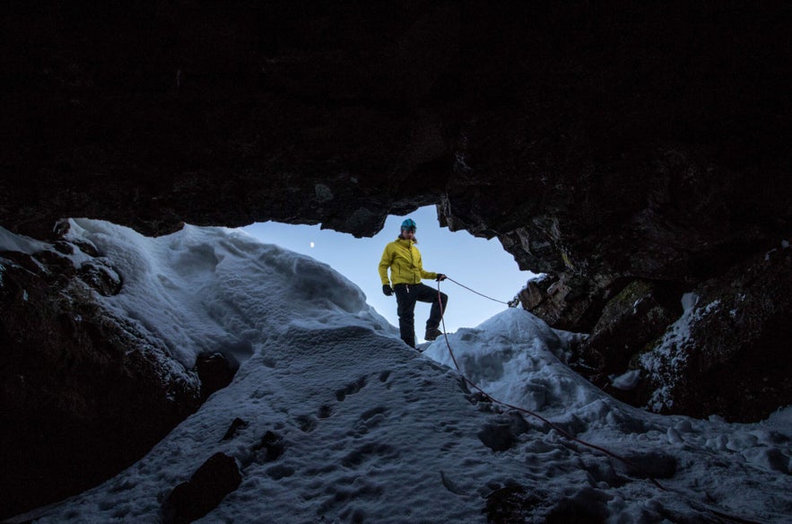 Affascinante escursione di 3 ore nella grotta di Leiðarendi, nella penisola di Reykjanes, con transfer da Reykjavik.