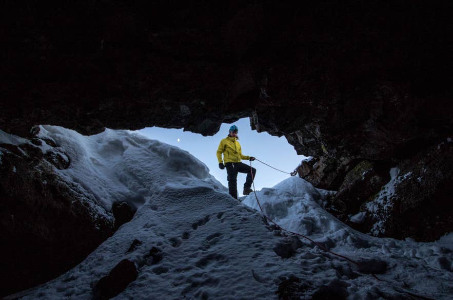Intérieur de la grotte de lave de Leidarendi, sur la péninsule de Reykjanes, près de Reykjavik