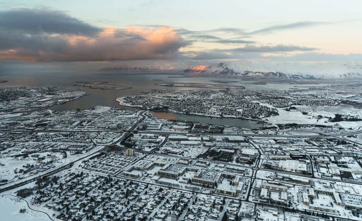 Reykjavik widziany z góry podczas tej wycieczki helikopterem.