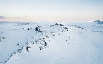 Un paysage enneigé en Islande  est idéal pour les circuits en hélicoptère.
