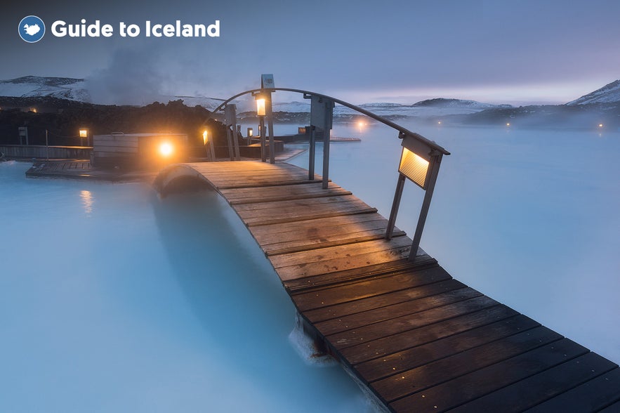 En gångbro över poolen i Blå lagunens spa