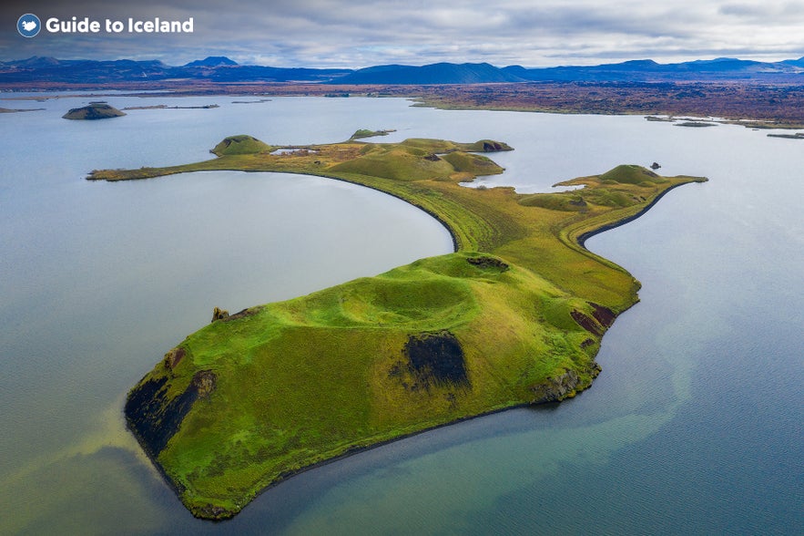 El lago Myvatn se caracteriza por sus coloridos tonos azulados y verdosos