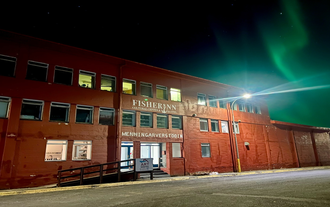 Fisherinn - Hostel and Cultural Center mieści się w odrestaurowanej fabryce ryb z bogatą historią.