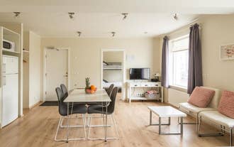 Det åbne opholds- og spiseområde i en af lejlighederne på Acco Town Square Apartments.