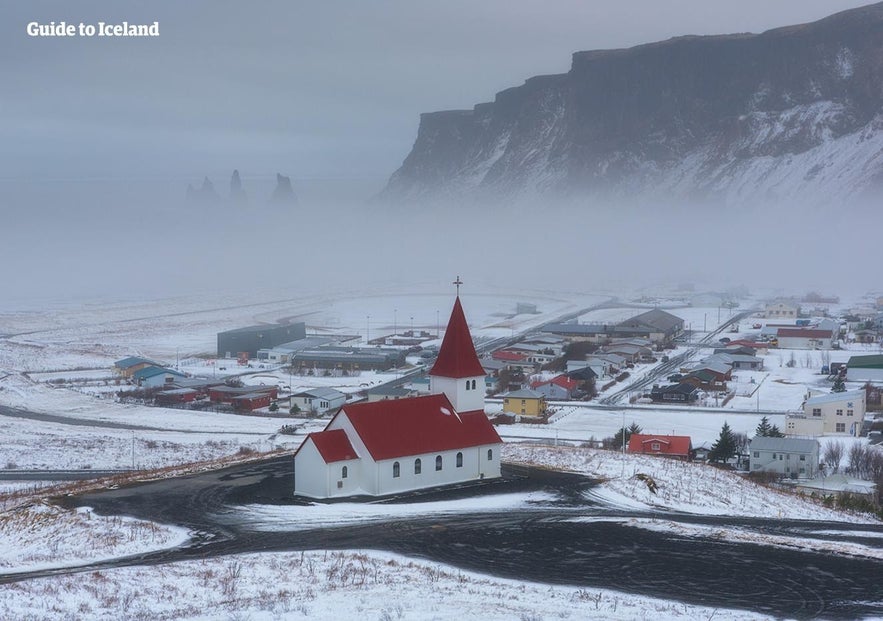 Das Örtchen Vik an Islands Südküste im Winter.