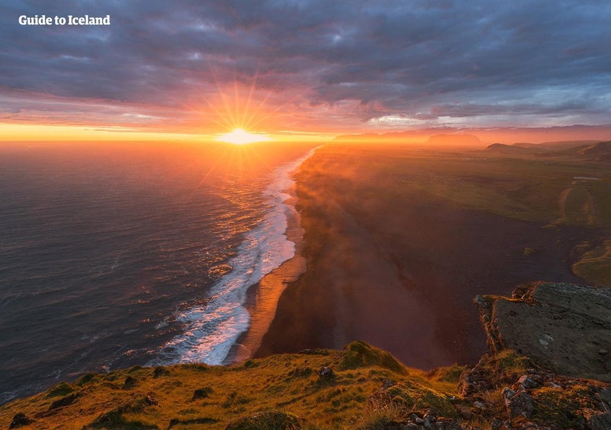 Sonnenuntergang am schwarzen Sandstrand Reynisfjara