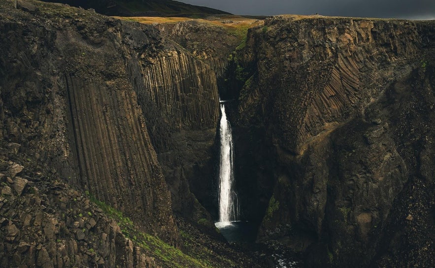 Mehrere Wasserfälle in Island sind von sechseckigen Basaltsäulen umgeben.