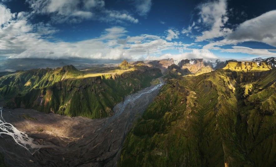 Rugged mountains in the Icelandic highlands