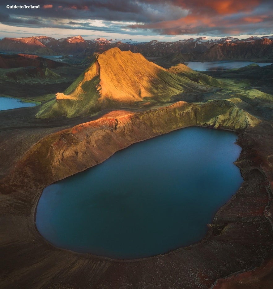 高地上的火山口湖。