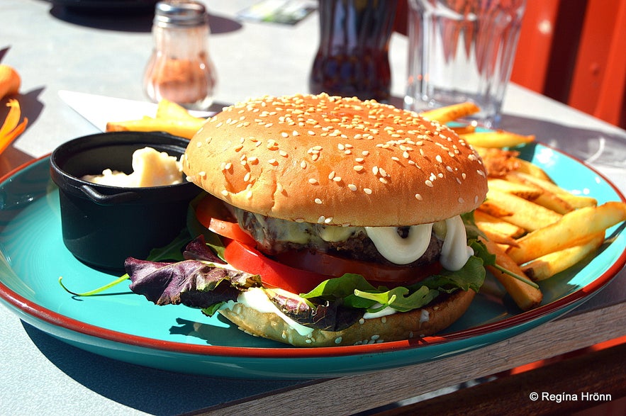 A hamburger at Heimsendi restaurant Patreksfjörður