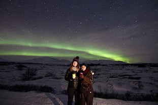 Hygge med varm chokolade, mens nattehimlen bliver levende med nordlyset.