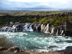 De Hraunfoss-waterval in West-IJsland