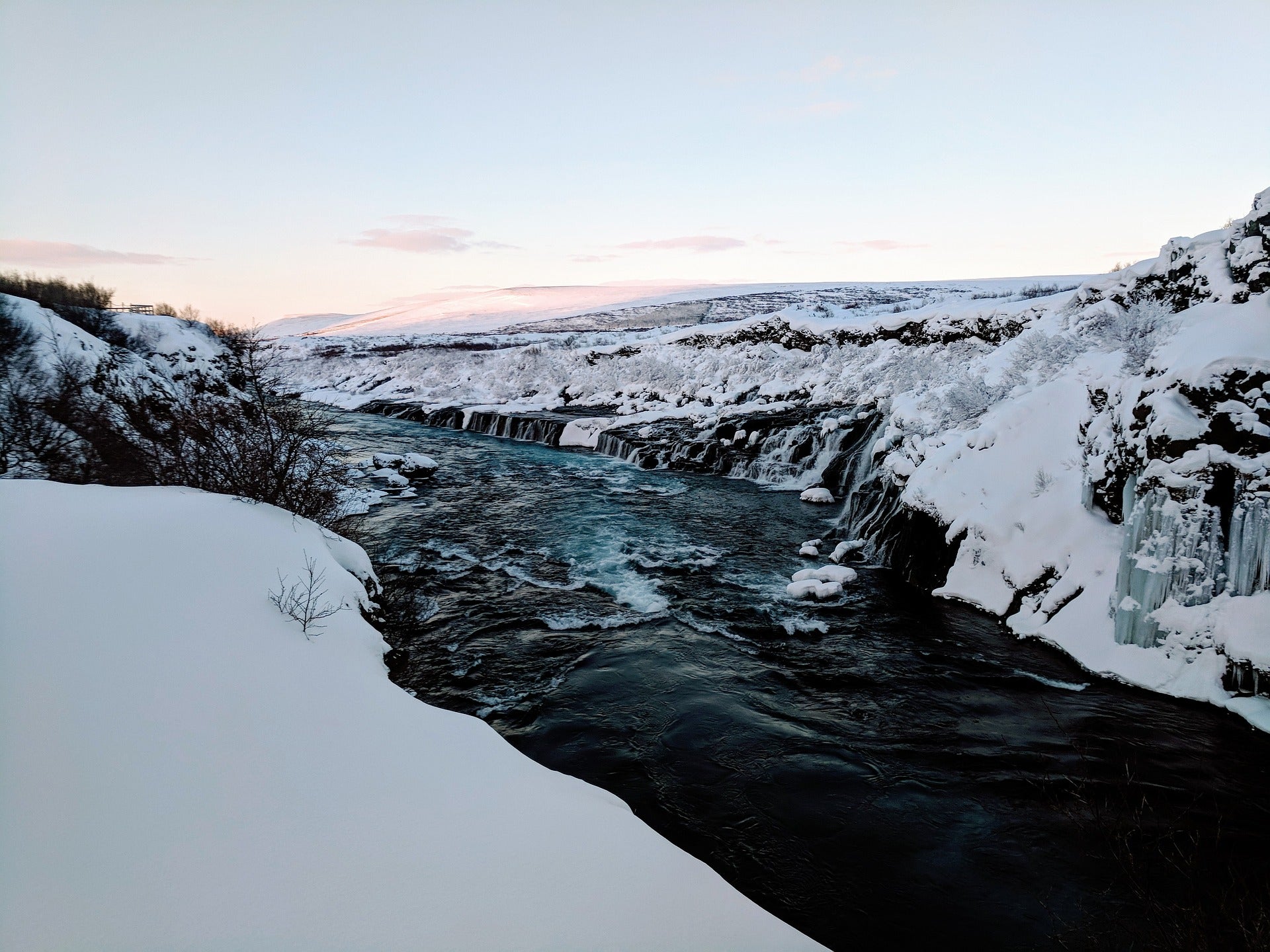 De Hraunfoss-waterval en rivier in het westen van IJsland